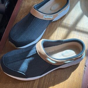 NWOT Easy Spirit Woman’s Casual Slip-On Loafers- Blue and Tan. Size 8 Naut look